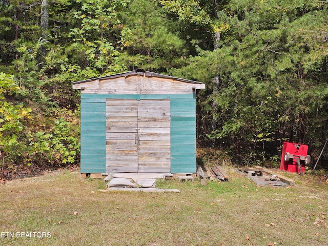 view of outbuilding featuring a yard