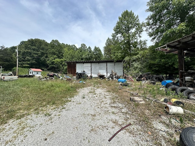 view of yard with an outdoor structure