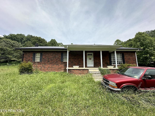 single story home with a porch