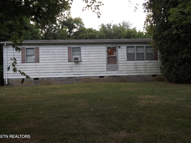 view of front of property with a front yard