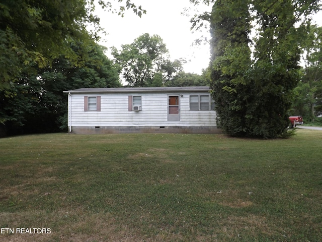 view of front of home featuring a front lawn