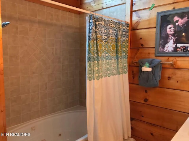 bathroom featuring shower / tub combo