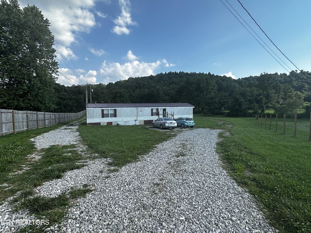 manufactured / mobile home featuring a front yard