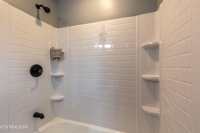 bathroom with tiled shower / bath