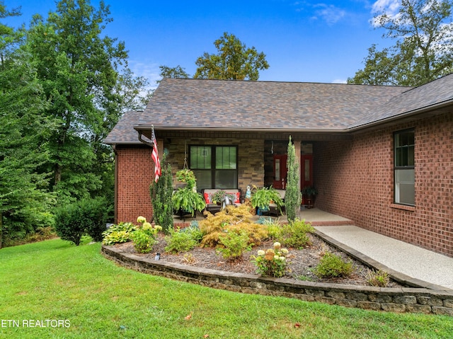 view of front of house featuring a front lawn