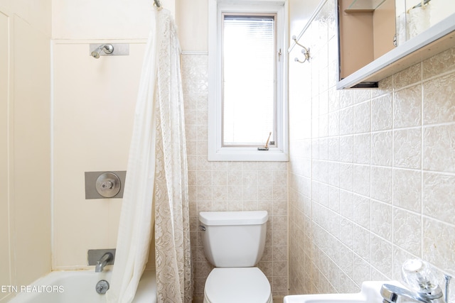 1227 N Main St, Sweetwater, TN 37874 - full bathroom featuring tile walls, toilet, and shower / tub combo
