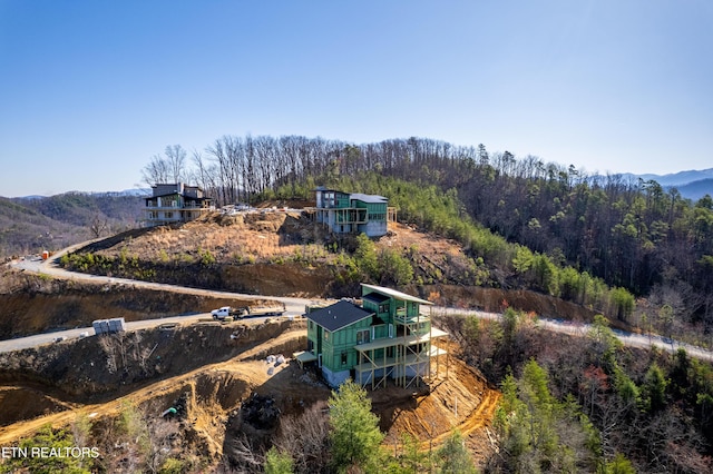 birds eye view of property featuring a wooded view