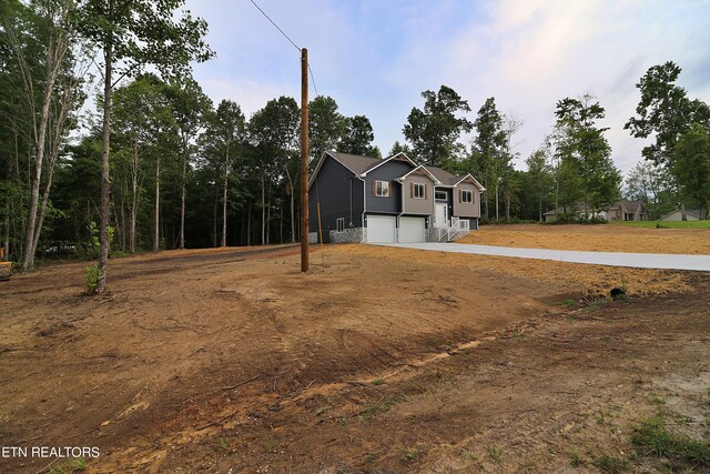 view of front facade with a garage