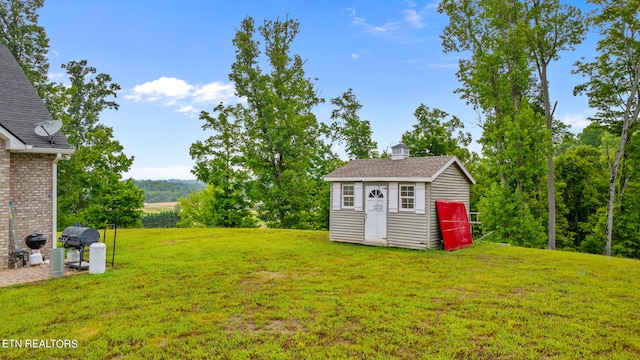 view of yard with a shed