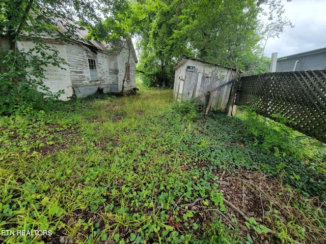 view of yard featuring a storage shed