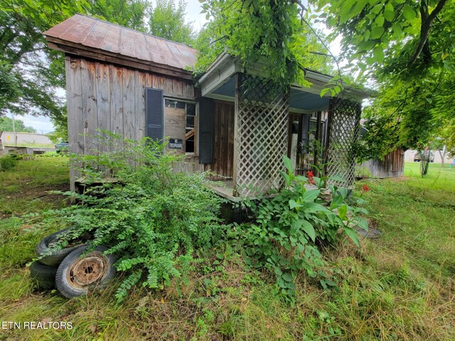 exterior space featuring a lawn