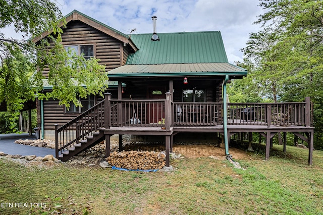 view of front of home featuring a wooden deck and a front yard