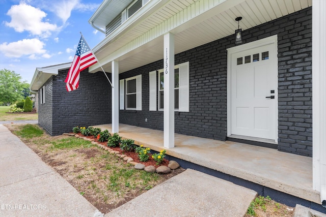 entrance to property featuring covered porch