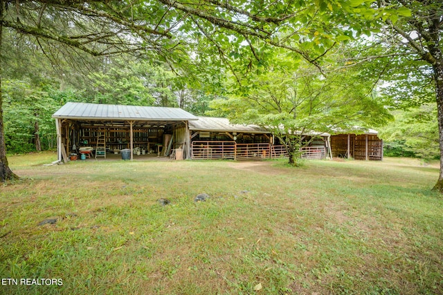 view of yard with an outdoor structure