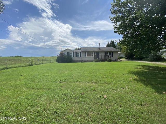 view of front of home featuring a front lawn