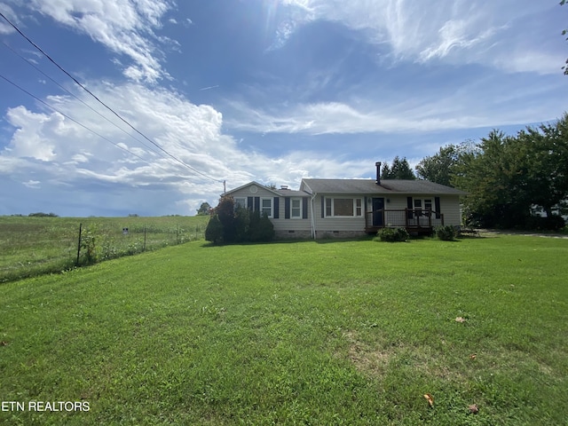 view of front facade with a front yard