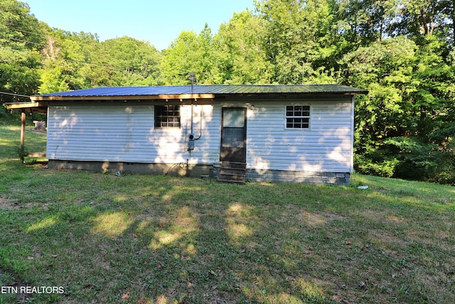 back of house featuring a lawn