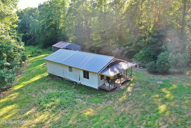 birds eye view of property featuring a forest view