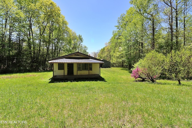 view of yard featuring an outbuilding