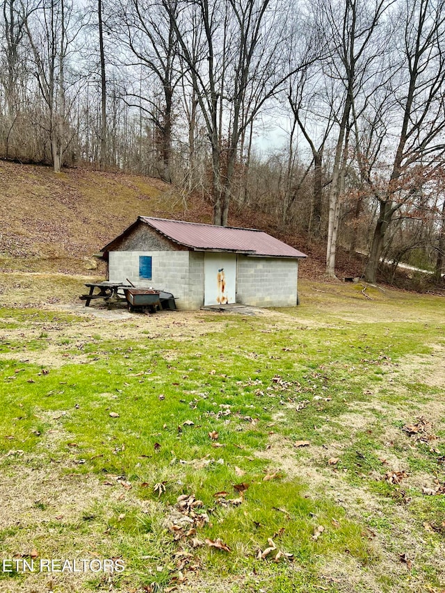 view of side of property with an outdoor structure