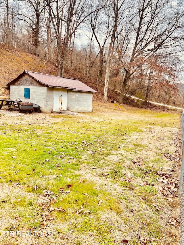 view of yard featuring an outdoor structure