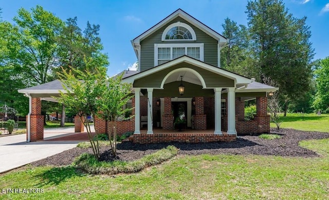 view of front facade with a porch and a front yard