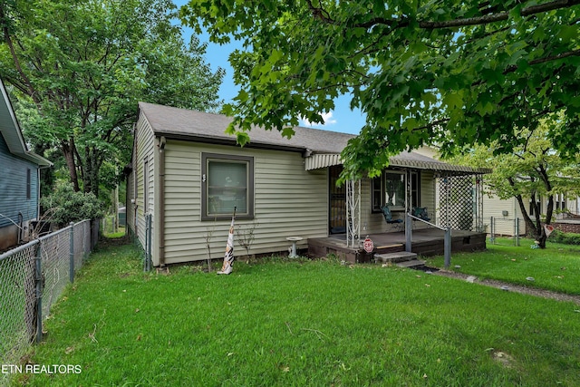 view of front of property with a front yard