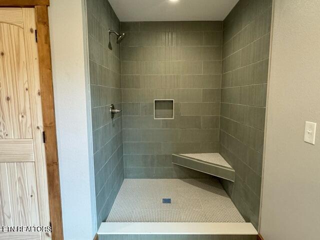 bathroom featuring a tile shower