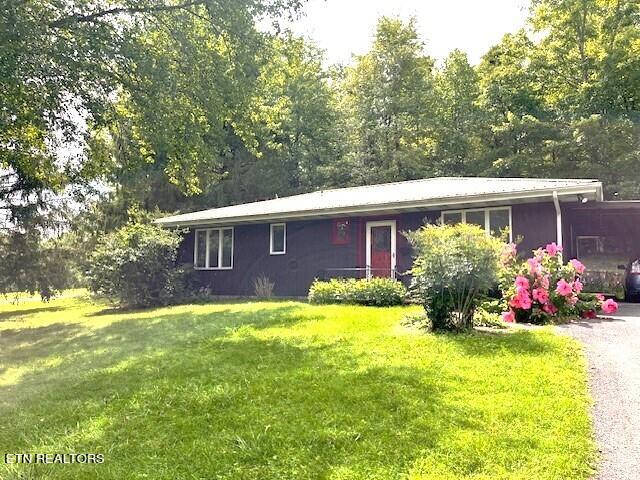 single story home featuring a front yard