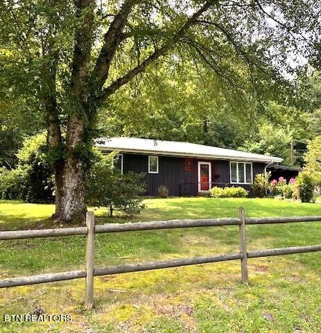 single story home featuring a front yard