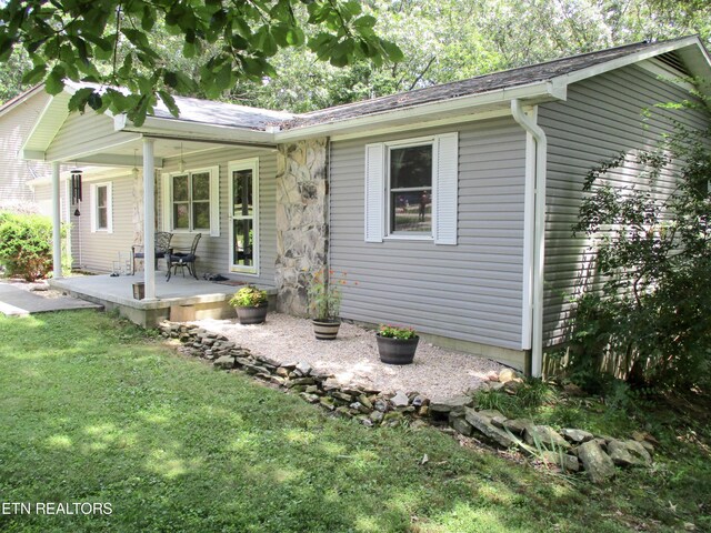 ranch-style home featuring a front yard