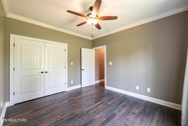 unfurnished bedroom with a closet, ornamental molding, hardwood / wood-style floors, and ceiling fan