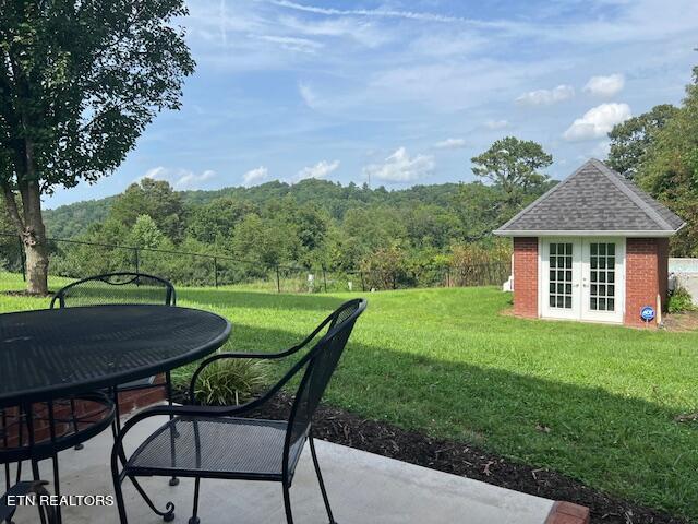 view of yard featuring a patio