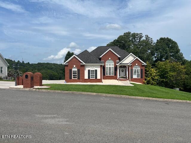 view of front of house featuring a front lawn