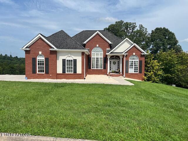 view of front of property featuring a front yard