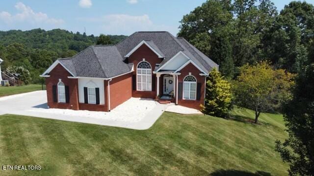 view of front of house featuring a front yard