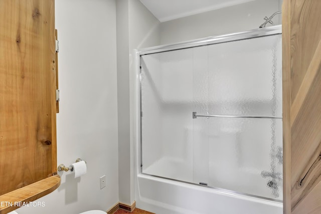 bathroom with combined bath / shower with glass door