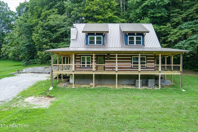 view of front of home featuring a front lawn