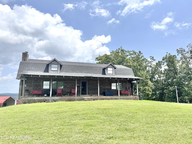 view of front of property featuring a porch, a front lawn, and a shingled roof