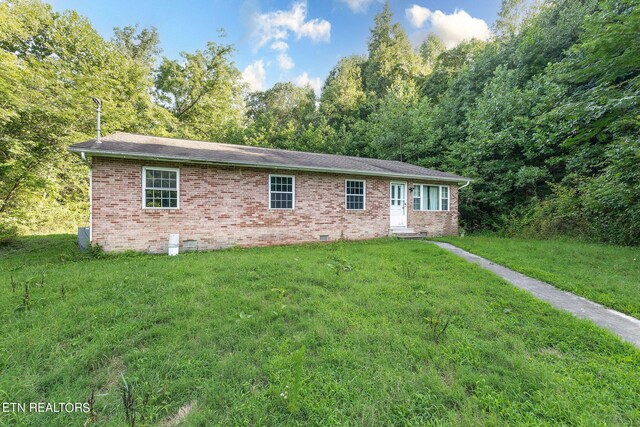 single story home featuring a front lawn