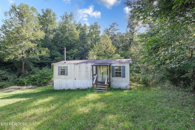 view of front of house featuring a front lawn