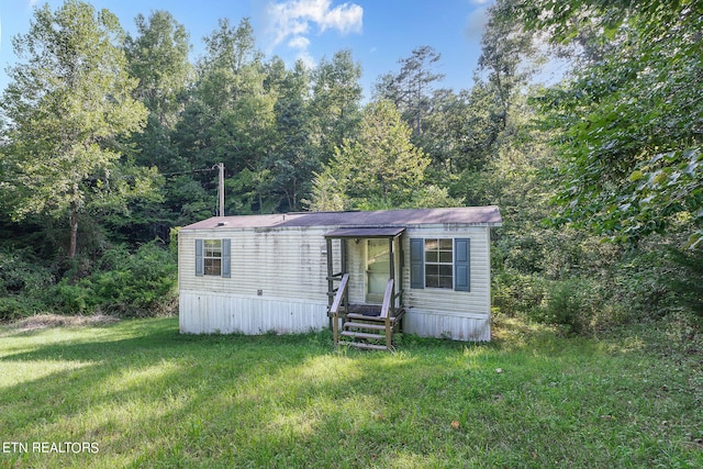 view of front of property featuring a front yard