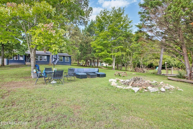 view of yard featuring an outdoor living space