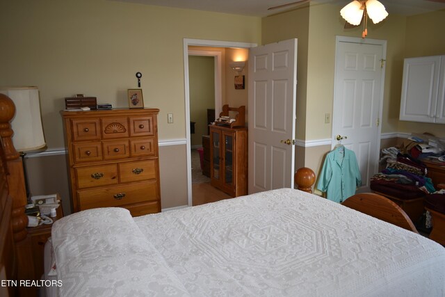 bedroom with ceiling fan