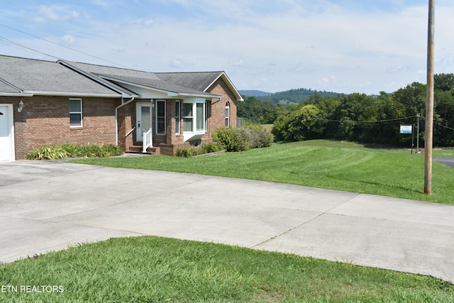 view of front of home featuring a front yard