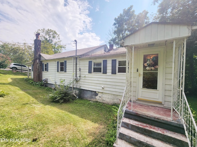 view of front of property featuring a front lawn