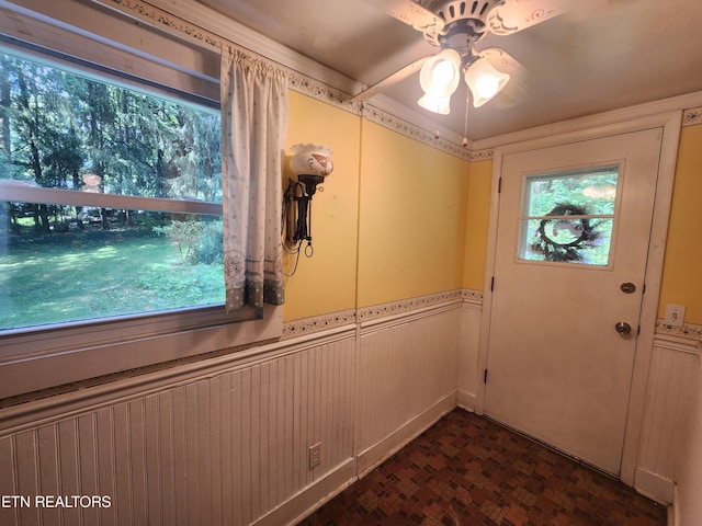 doorway featuring ceiling fan