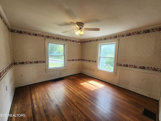 empty room featuring dark hardwood / wood-style floors and ceiling fan