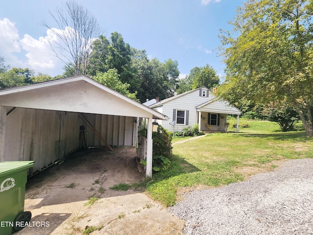 view of front of house featuring a front lawn and a carport