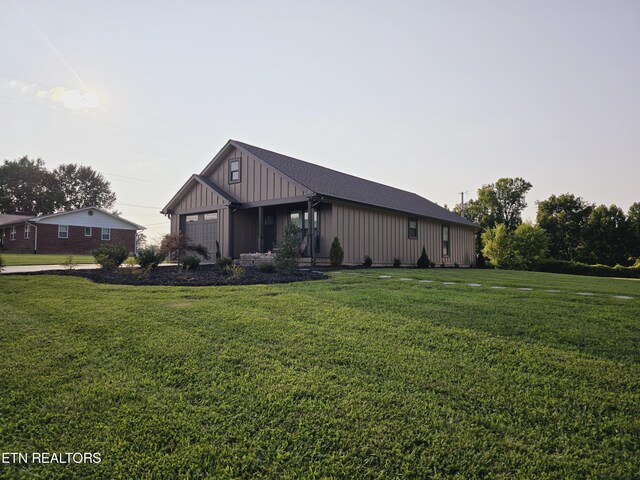 view of front facade with a front lawn